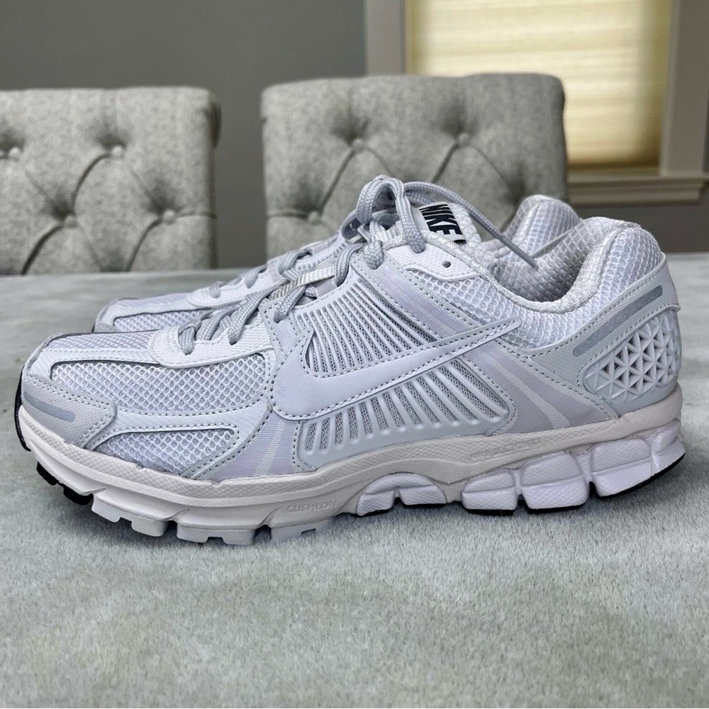 NEW Nike Zoom Vomero 5